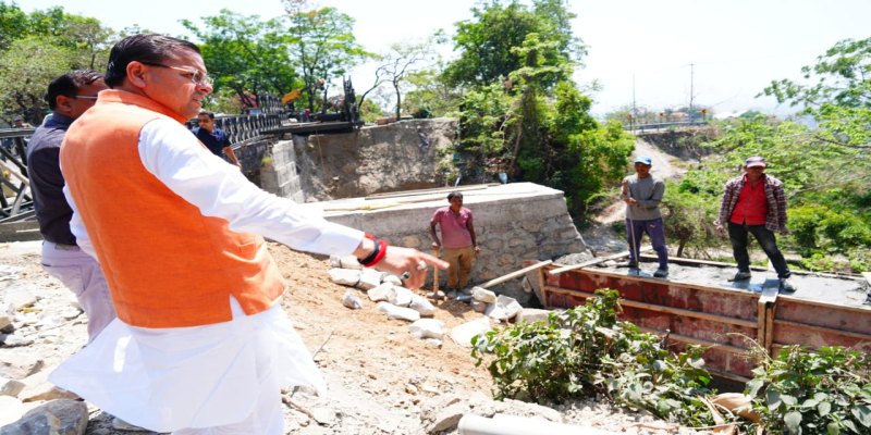 मुख्यमंत्री ने मसूरी रोड स्थित शिव मंदिर के निर्माणाधीन पुल का स्थलीय निरीक्षण किया